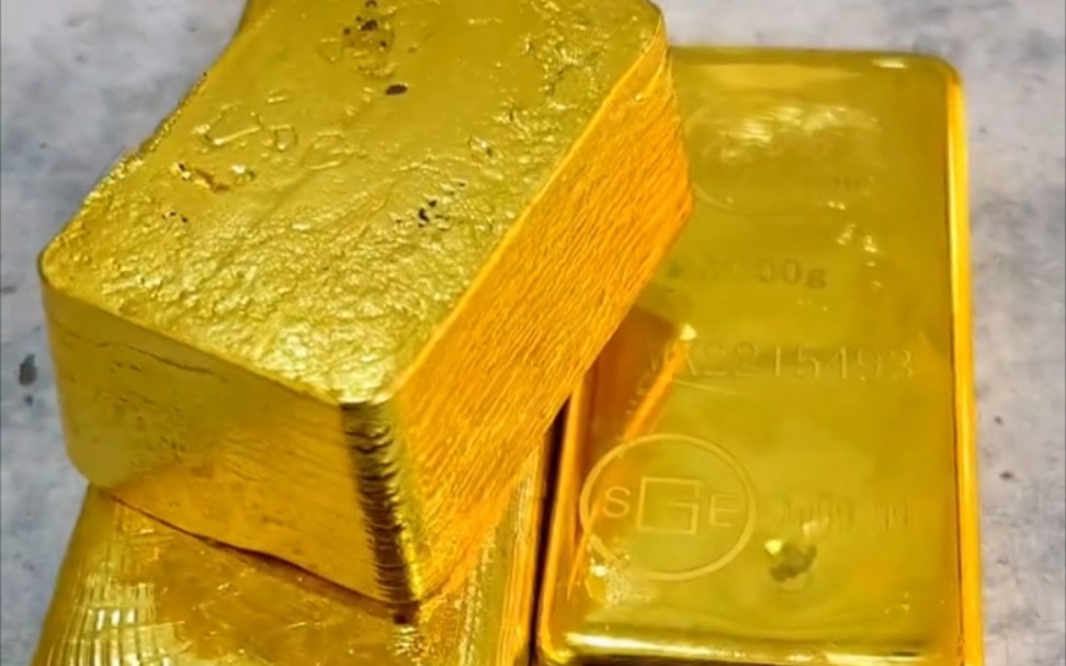 熔了半盆首饰，得了这么一小坨黄金